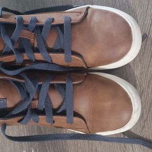 Boys brown sneakers
